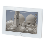 Digitale adhan klok met wit frame, waarop gebedstijden en een moskeeachtergrond zichtbaar zijn, geplaatst op een witte achtergrond.
