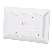 Digitale adhan klok met wit frame, waarop gebedstijden en een moskeeachtergrond zichtbaar zijn, geplaatst op een witte achtergrond.