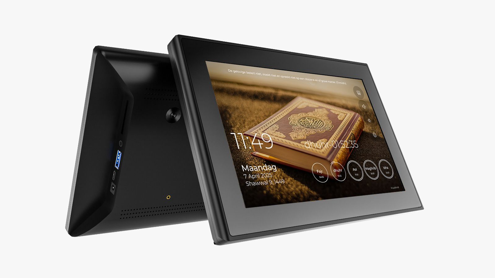 Digitale adhan klok met zwart frame, waarop gebedstijden en een moskeeachtergrond zichtbaar zijn, geplaatst op een zwart achtergrond.