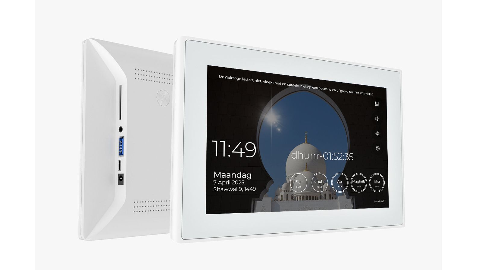 Digitale adhan klok met wit frame, waarop gebedstijden en een moskeeachtergrond zichtbaar zijn, geplaatst op een witte achtergrond.